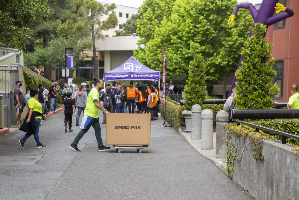 Moving staff walking with moving bin during Move-in